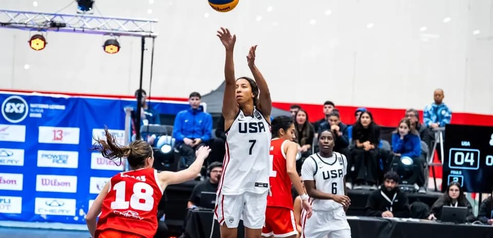 Joueuse USA tirant au basket pendant un match