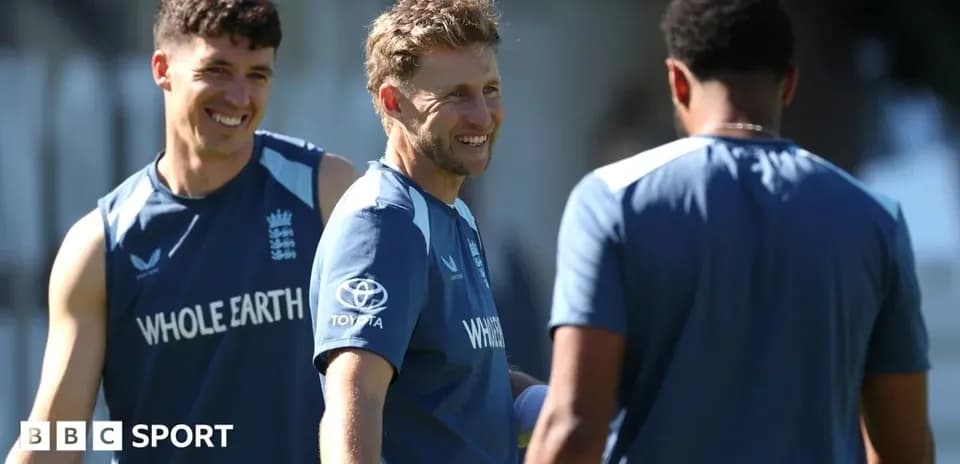 Joueurs anglais s'entraînant et discutant ensemble