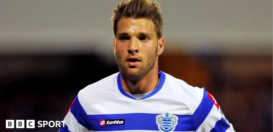 Joueur en action portant le maillot de QPR