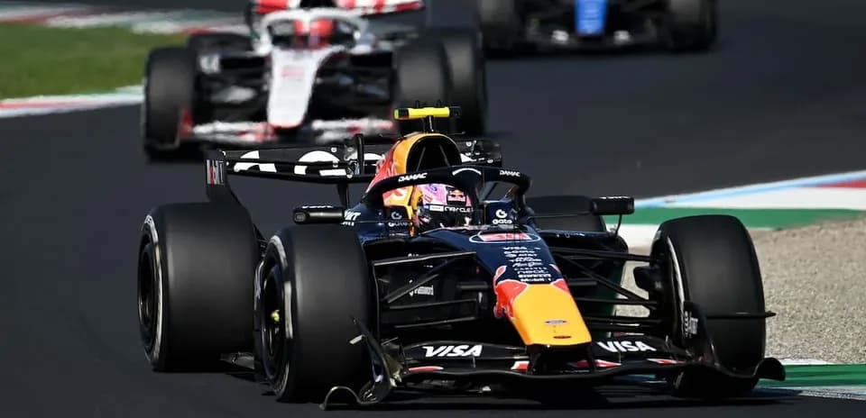 Voiture de F1 en course sur circuit avec adversaires