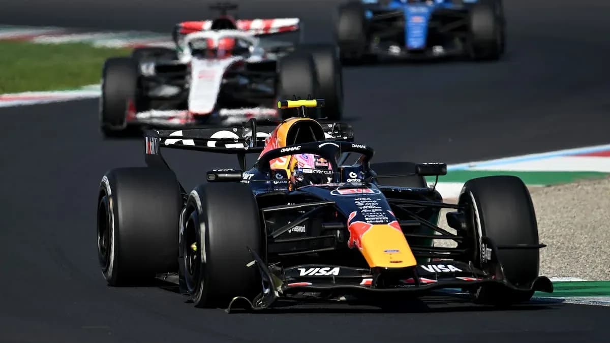 Voiture de F1 en course sur circuit avec adversaires
