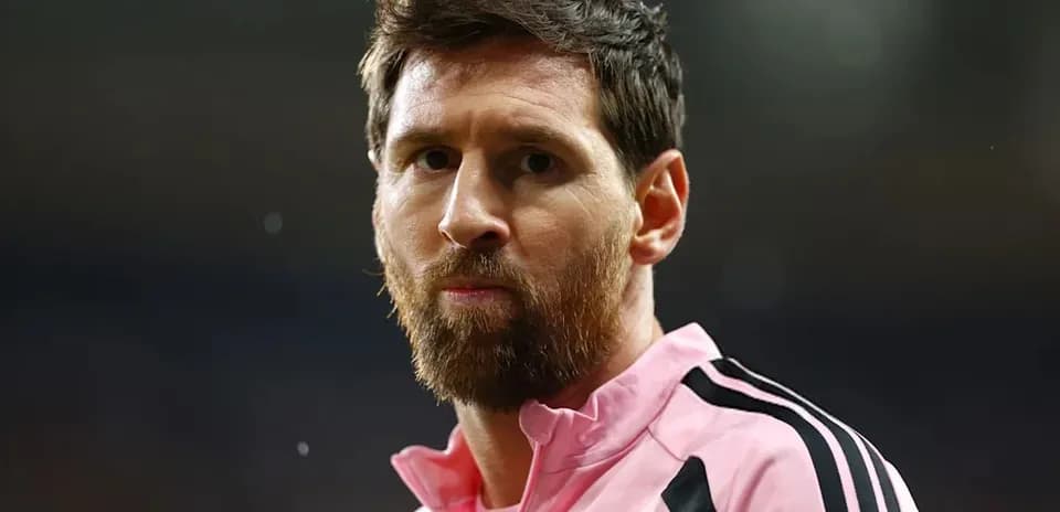 Joueur en tenue rose de l'Inter Miami regardant
