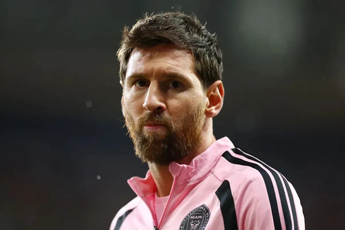 Joueur en tenue rose de l'Inter Miami regardant