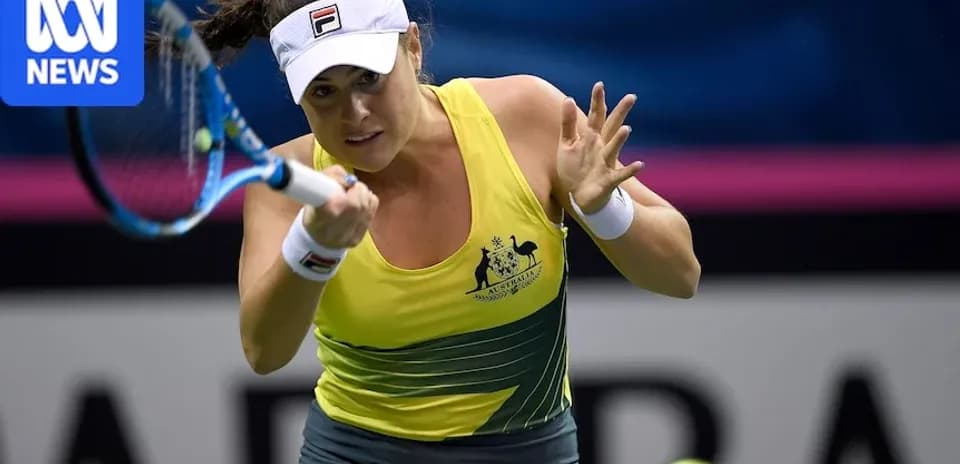 Joueuse de tennis frappant la balle lors d'un match