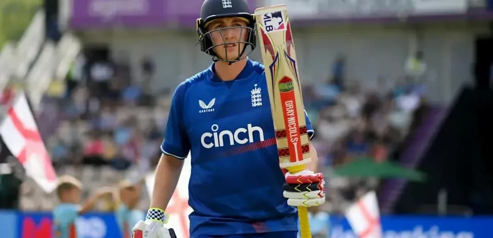 Joueur de cricket marchant avec une batte sur le terrain