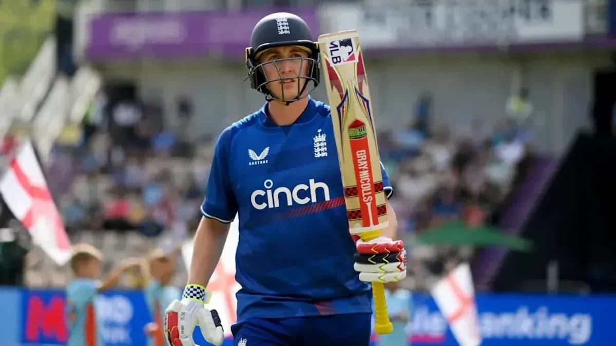 Joueur de cricket marchant avec une batte sur le terrain