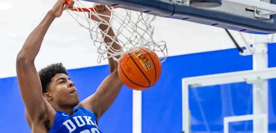 Joueur de Duke dunkant dans le panier de basket