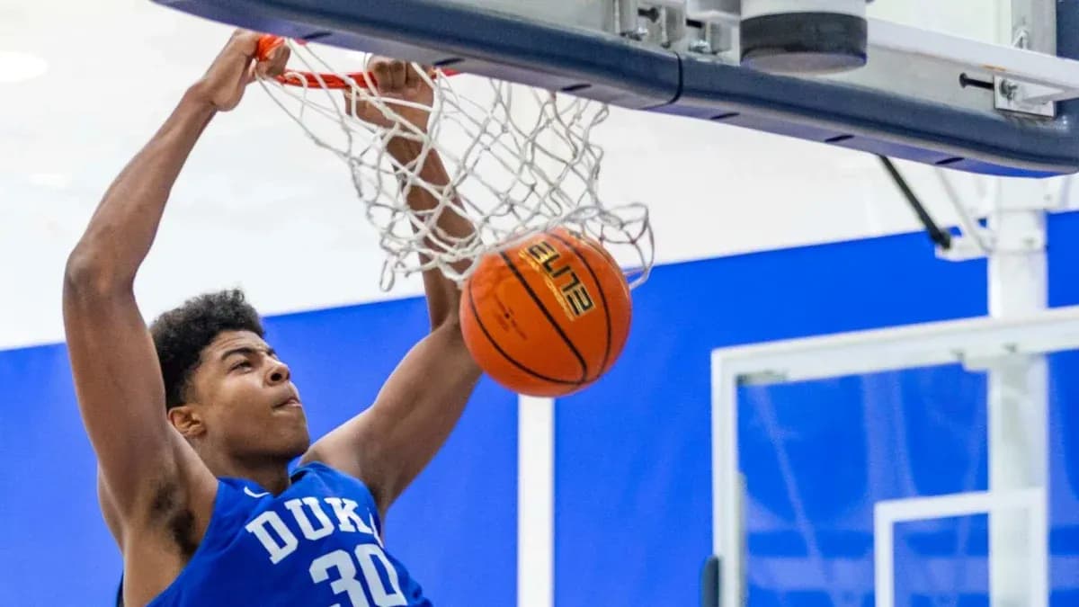 Joueur de Duke dunkant dans le panier de basket