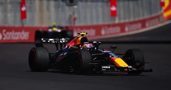 Voiture de course Red Bull sur circuit de F1