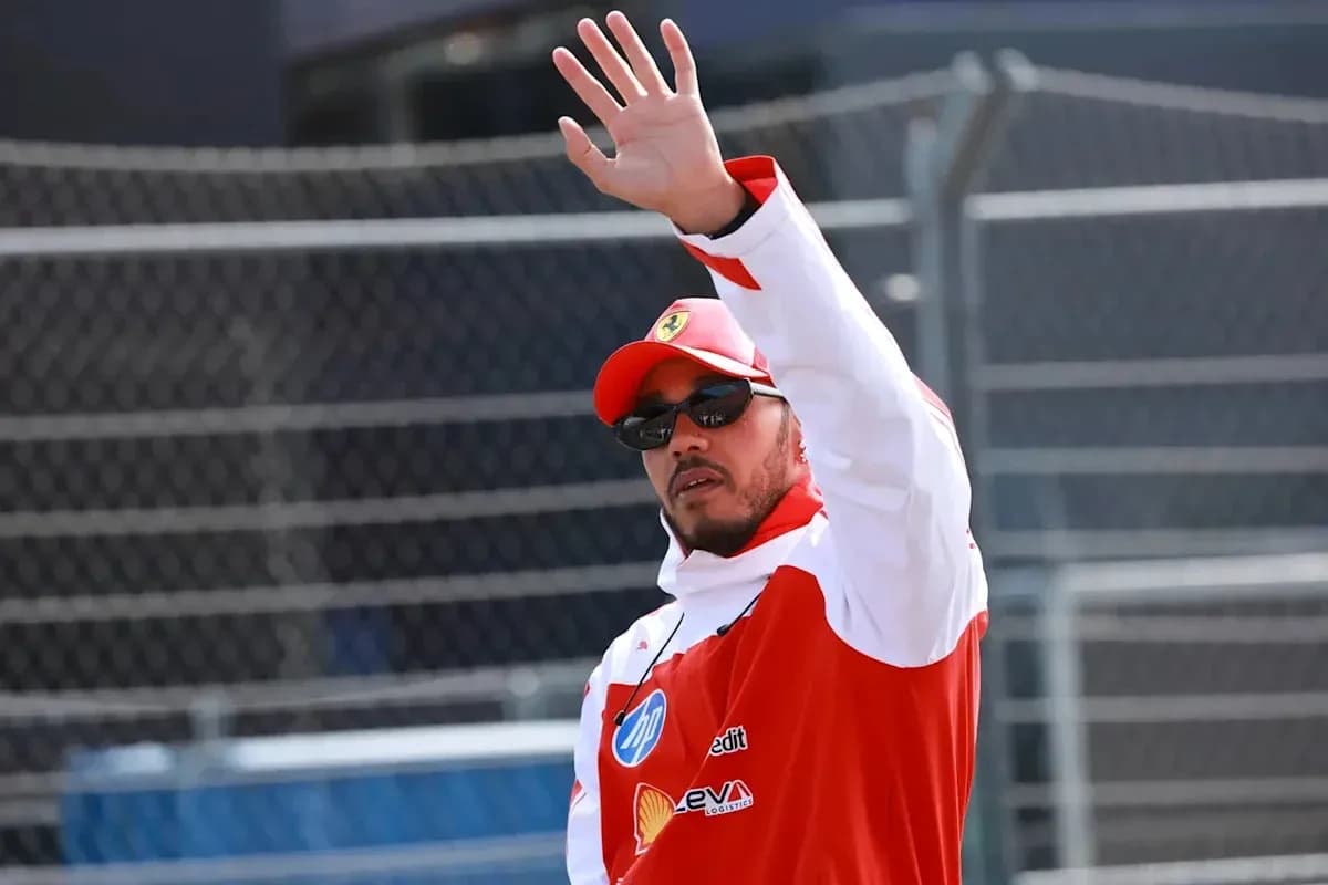 Pilote saluant le public sur le circuit