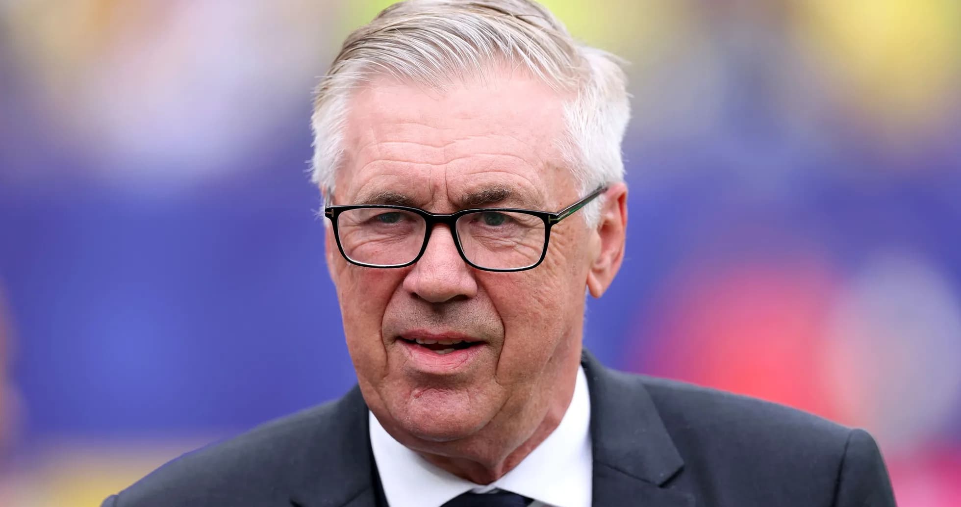 Entraîneur souriant avant le début du match