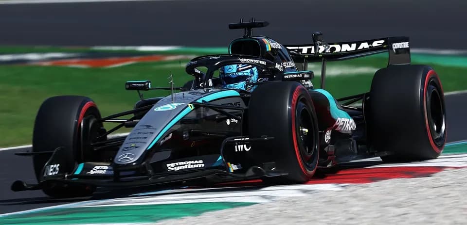 Voiture de course Mercedes en action sur circuit