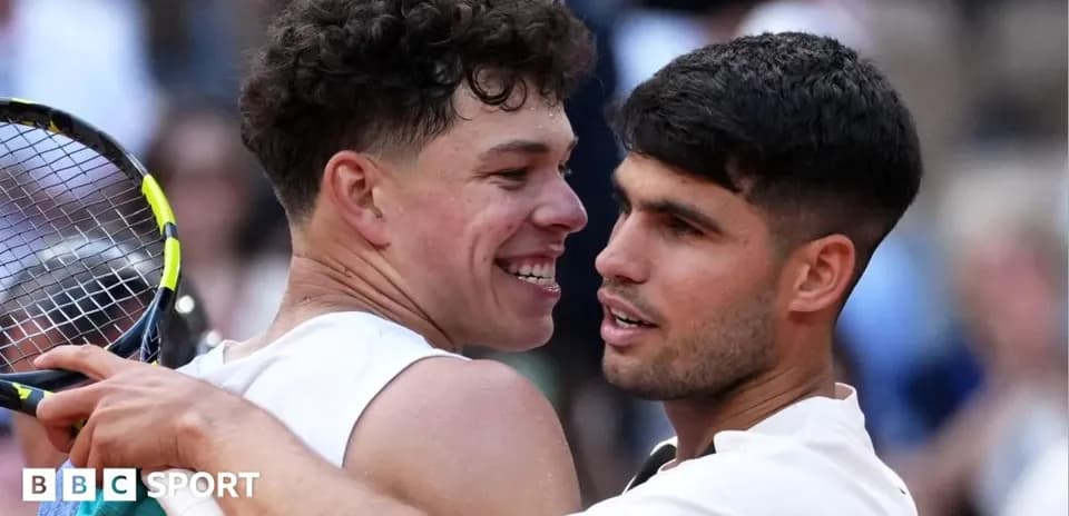Deux joueurs de tennis se félicitent après le match