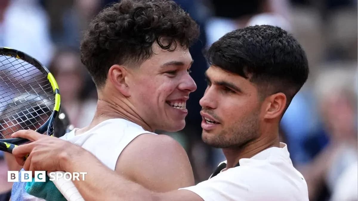 Deux joueurs de tennis se félicitent après le match