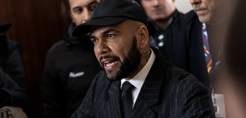 Homme en costume parlant devant un groupe de personnes