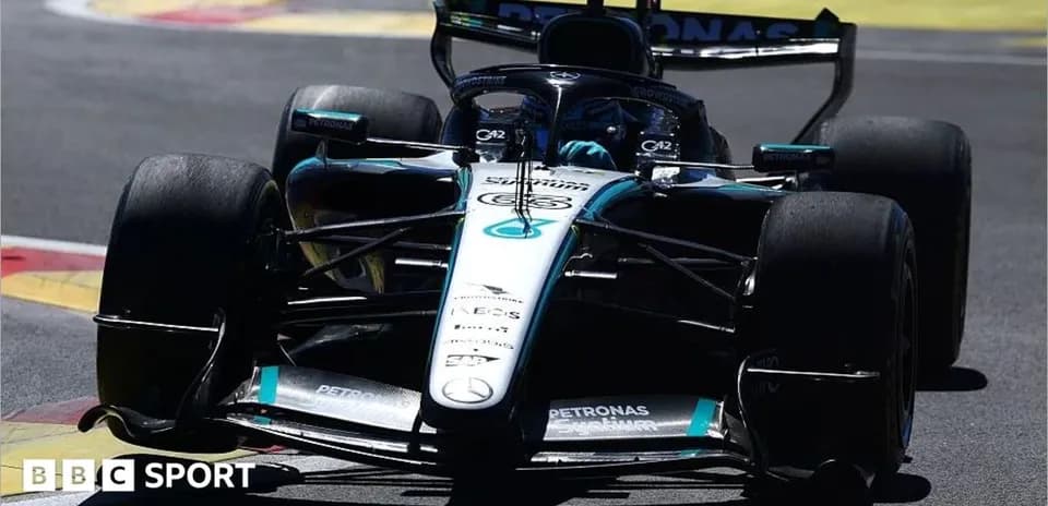Voiture de F1 Mercedes sur circuit en pleine course