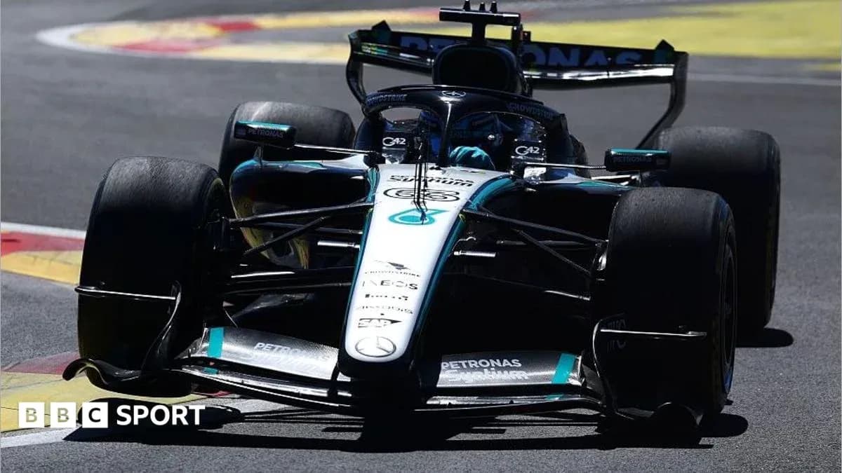 Voiture de F1 Mercedes sur circuit en pleine course