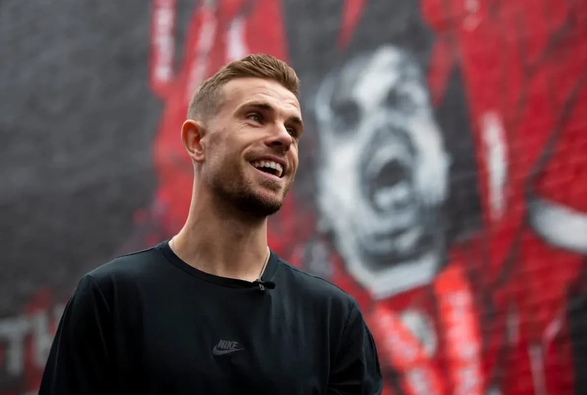 Joueur souriant devant une fresque murale