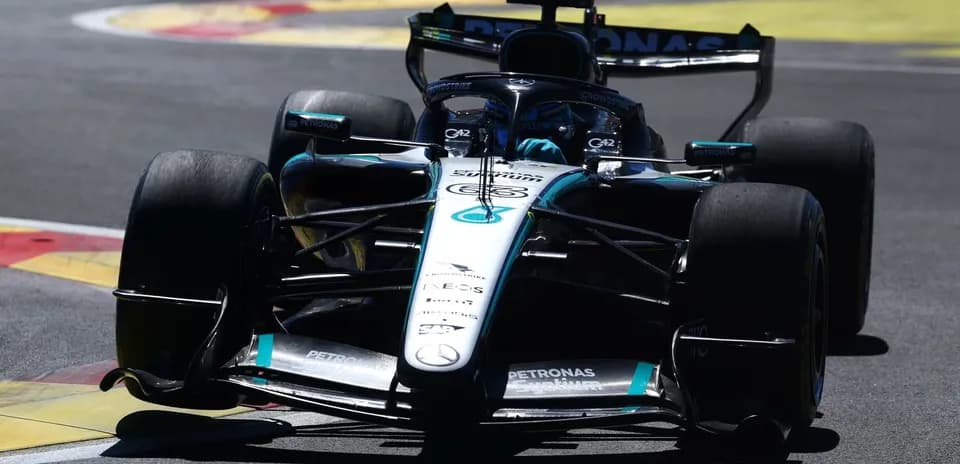 Voiture de Formule 1 sur circuit en pleine course