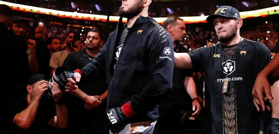 Combattant entrant sur le ring avec son équipe