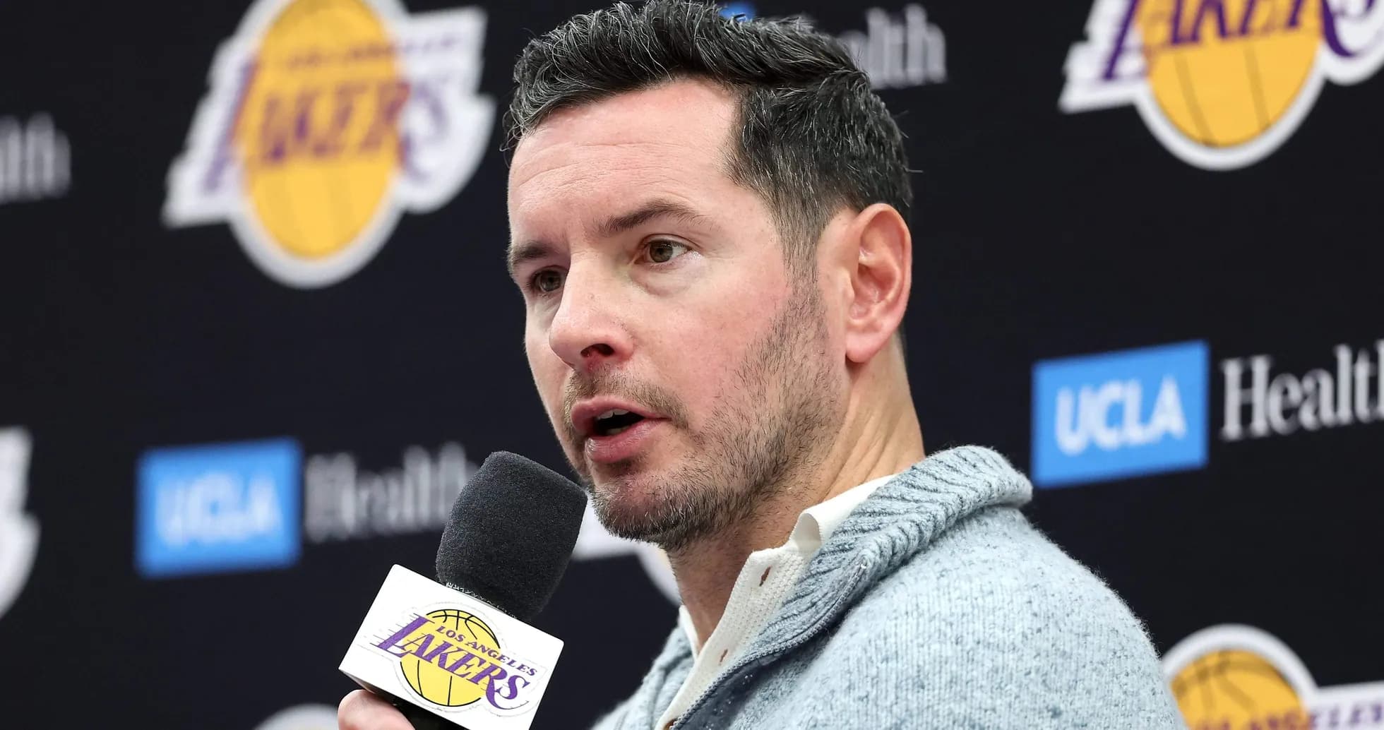 Person parlant lors d'une conférence de presse des Lakers