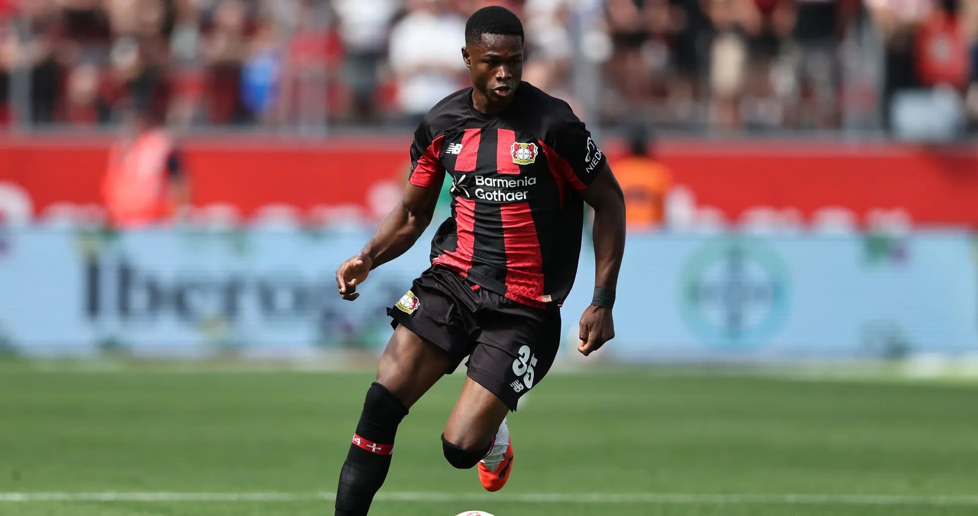 Joueur de Bayer Leverkusen en action sur le terrain