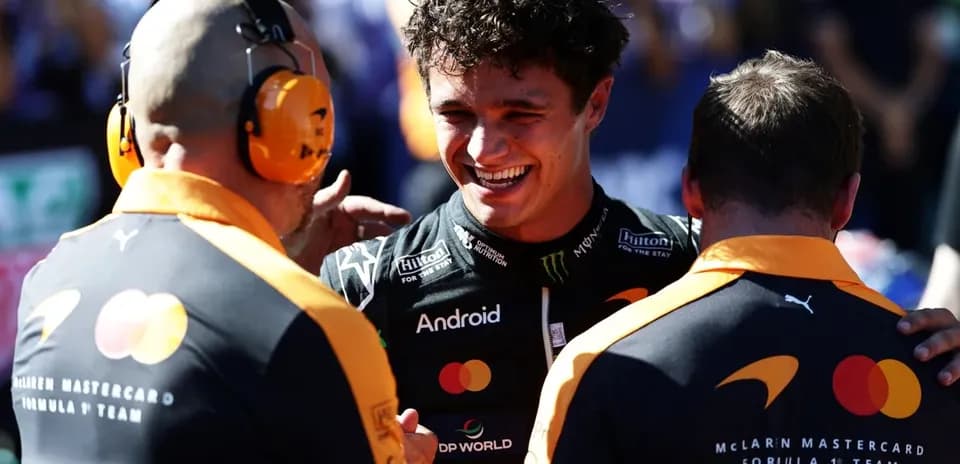 Pilote célébrant avec l'équipe McLaren après la course