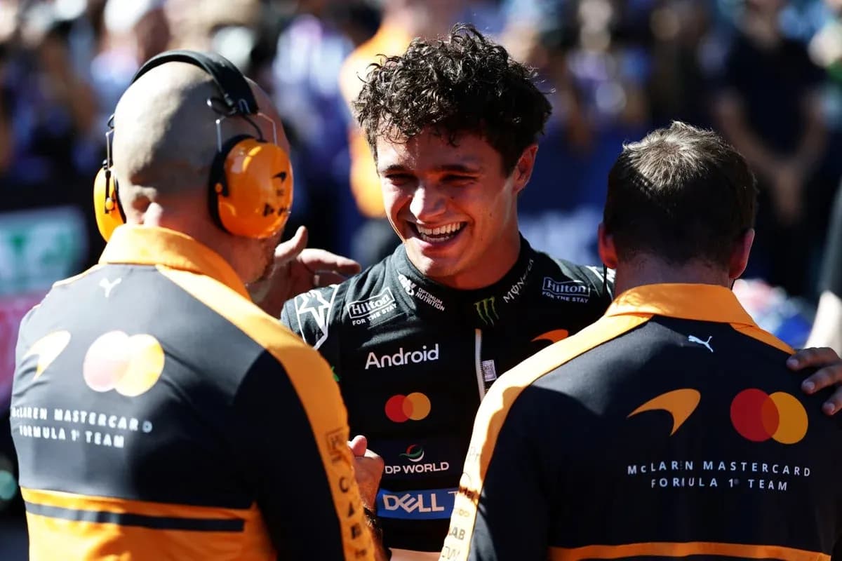Pilote célébrant avec l'équipe McLaren après la course