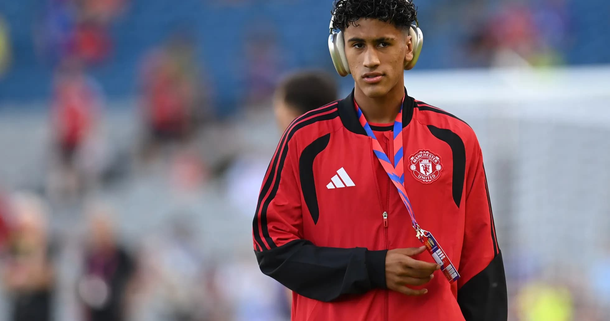 Joueur de Manchester United portant des écouteurs