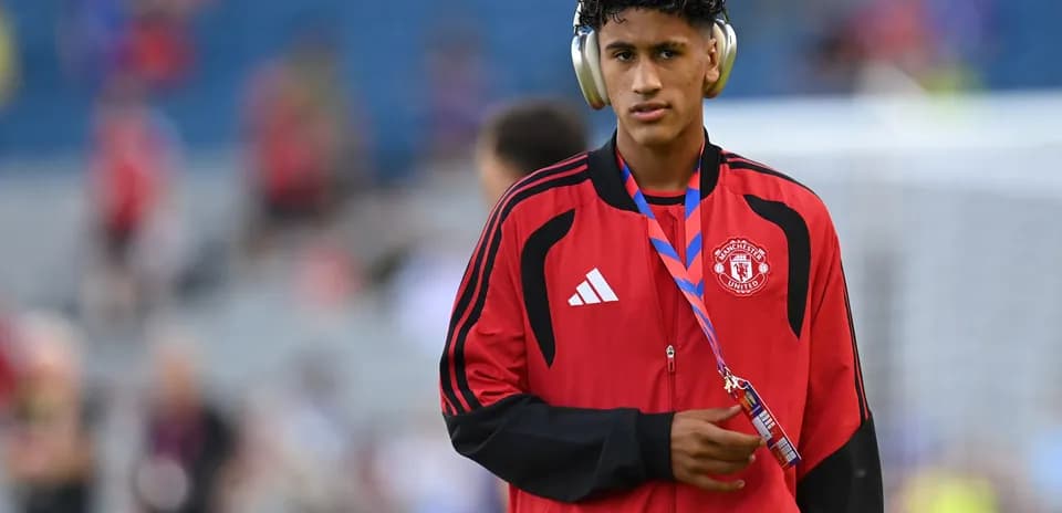 Joueur de Manchester United portant des écouteurs