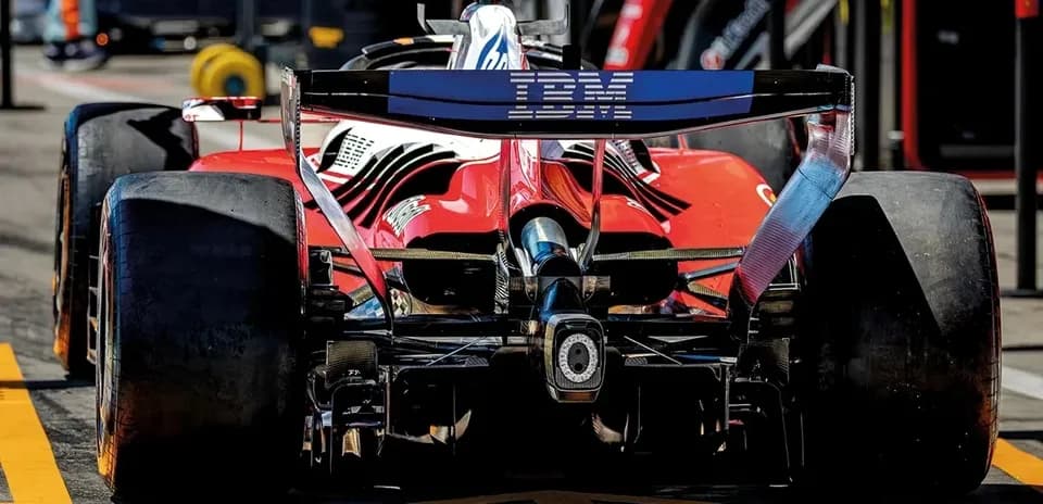 Voiture de F1 rouge dans les stands