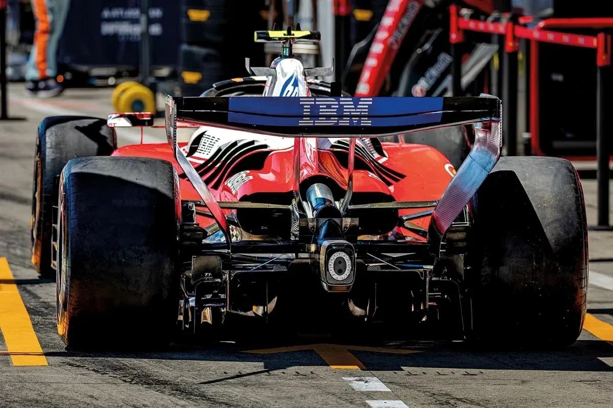 Voiture de F1 rouge dans les stands