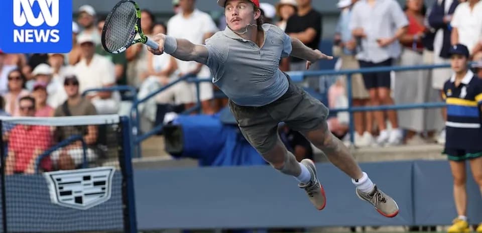 Joueur de tennis plongeant pour frapper la balle