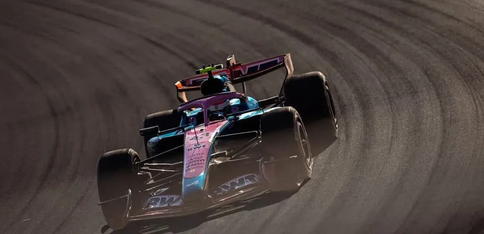 Voiture de Formule 1 en virage sur circuit