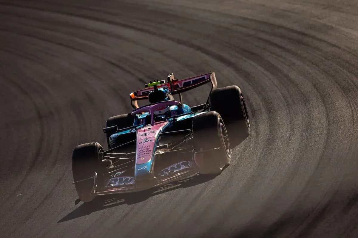 Voiture de Formule 1 en virage sur circuit