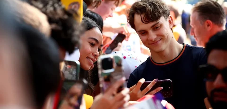 Deux personnes prenant un selfie avec des fans