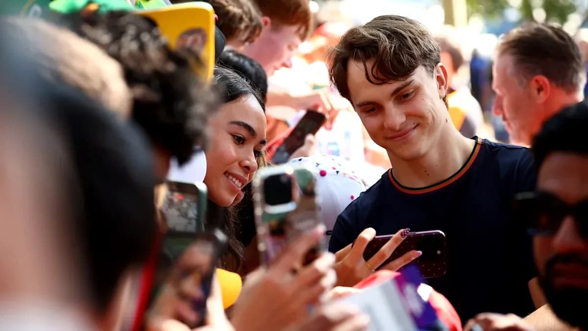 Deux personnes prenant un selfie avec des fans