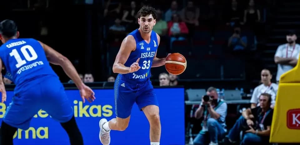 Joueur dribblant le ballon lors d'un match de basket