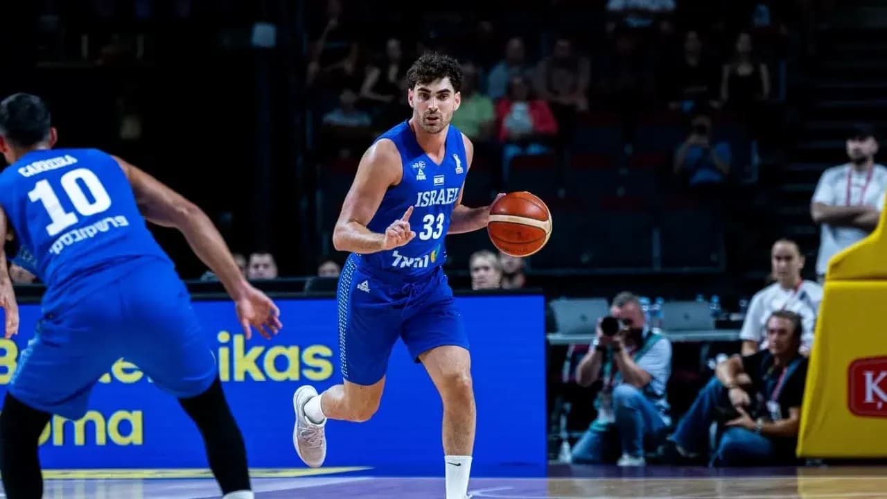 Joueur dribblant le ballon lors d'un match de basket