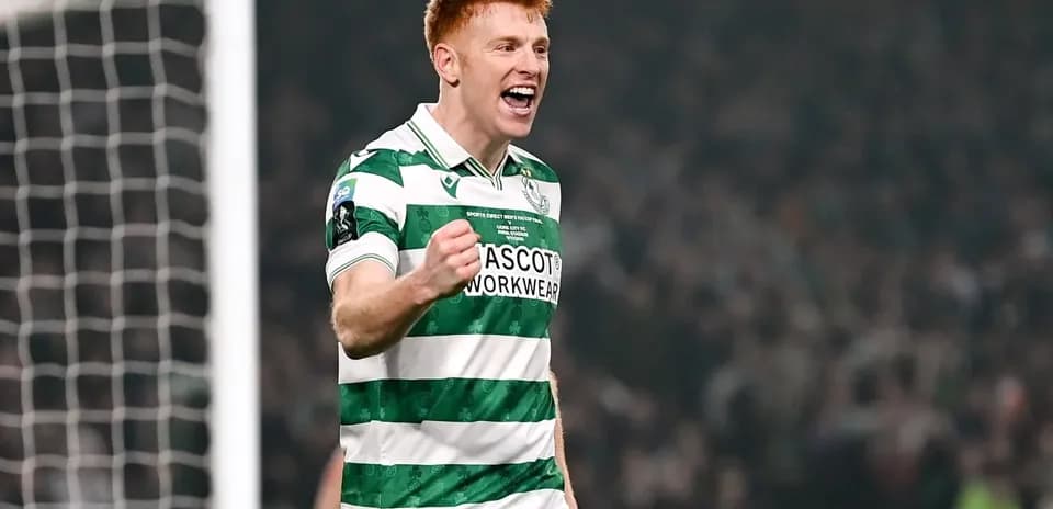 Joueur célébrant un but avec le maillot du Celtic