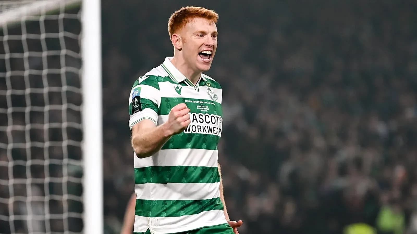 Joueur célébrant un but avec le maillot du Celtic