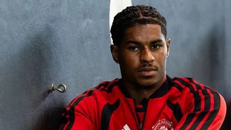 Joueur portant un survêtement Manchester United, regard sérieux
