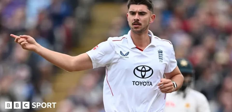 Joueur anglais de cricket signalant un appel en match