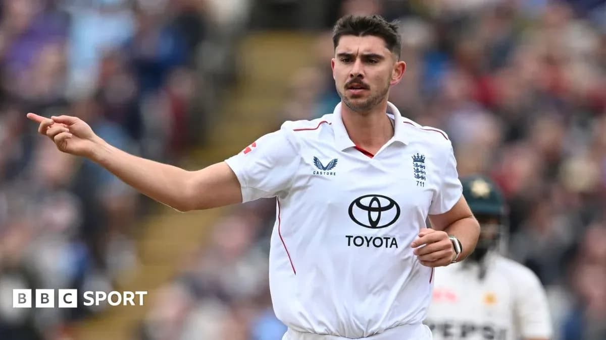 Joueur anglais de cricket signalant un appel en match