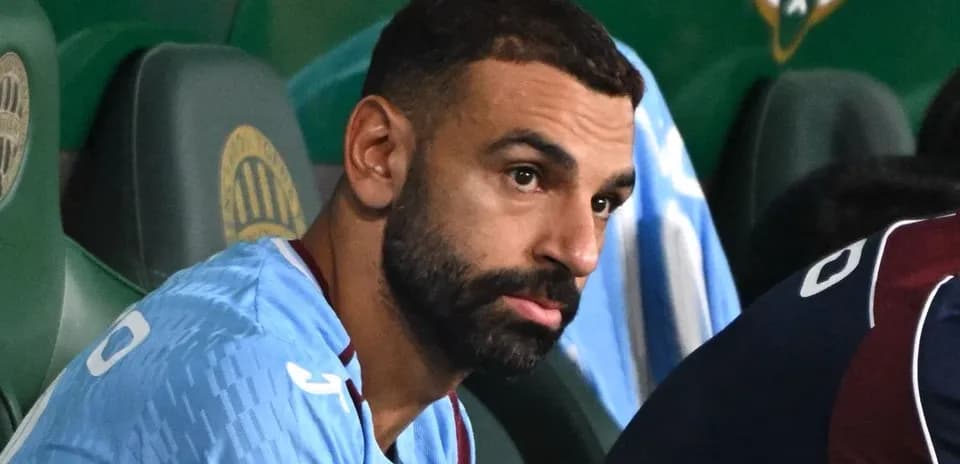 Joueur assis sur le banc pendant un match