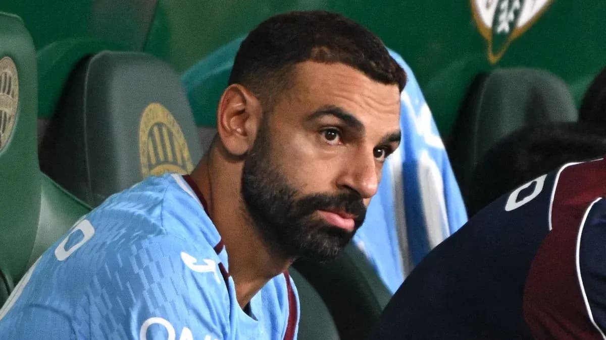Joueur assis sur le banc pendant un match