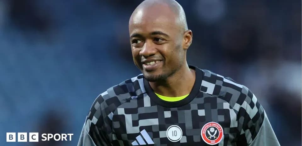 Gardien de but de Sheffield United souriant sur le terrain
