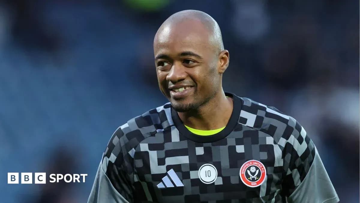 Gardien de but de Sheffield United souriant sur le terrain