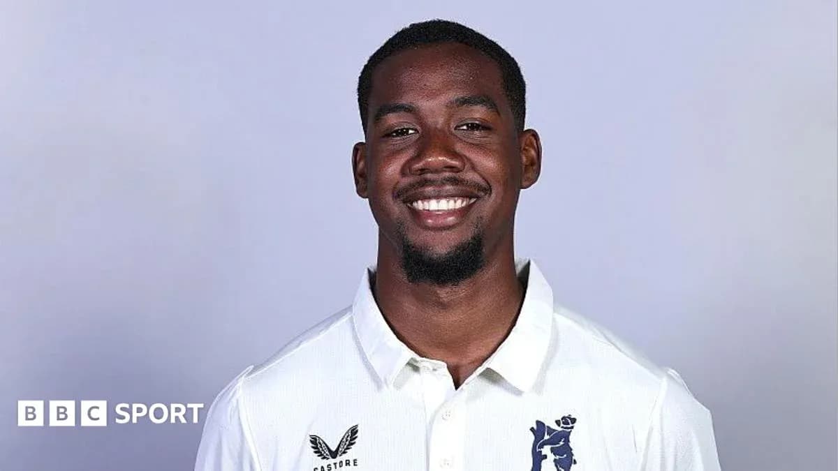 Joueur de cricket souriant en maillot blanc