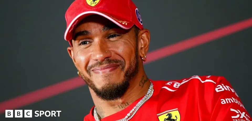 Pilote souriant en tenue Ferrari lors d'une conférence